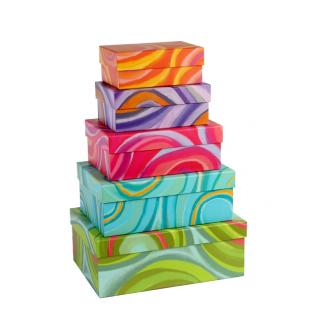 Geschenkkartons ins unterschiedlichen Größen und Farben.