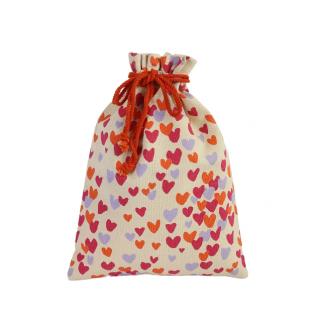 Geschenksackerl mit bunten Herzen.