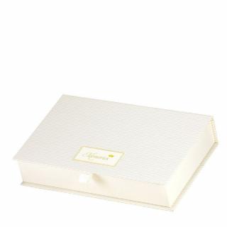 Cremefarbene Memorybox mit dem Aufdruck Memories. 