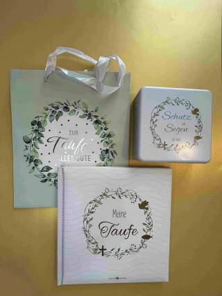 Geschenksackerl mit der Aufschrift Zur Taufe alles Gute; Tauf-Box mit der Aufschrift Schutz und Segen; Erinnerungsalbum mit der Aufschrift Meine Taufe