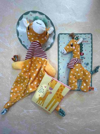 Billett mit großer und kleiner Giraffe und dem Aufdruck Wie schön, dass du geboren bist! Schnuffeltuch in Form einer Giraffe; Knistertuch in Form einer Giraffe.